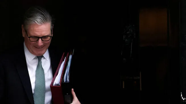 Se agrava la crisis en Reino Unido: dimiten cuatro miembros del Gobierno de Starmer
