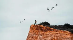 Tocqueville, sociólogo, ya alertó en 1840: «Los hombres que solo buscan la felicidad en su propia dicha son los más infelices de todos»