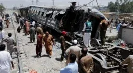 30 muertos y 103 heridos por un atentado terrorista en un tren por una bomba en Pakistán