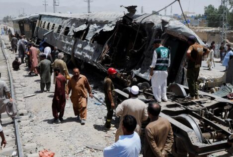 30 muertos y 103 heridos por un atentado terrorista en un tren por una bomba en Pakistán