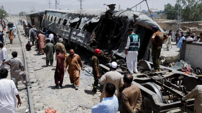 30 muertos y 103 heridos por un atentado terrorista en un tren por una bomba en Pakistán