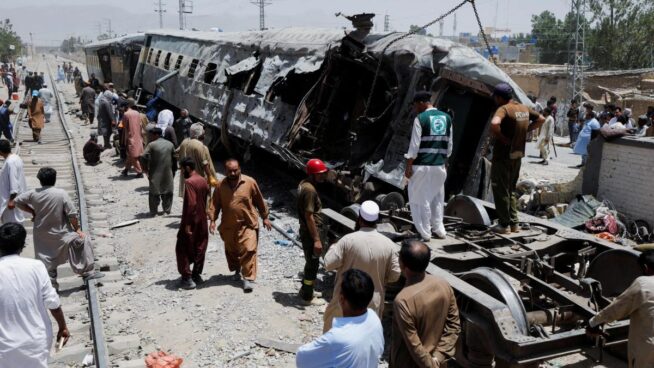 30 muertos y 103 heridos por un atentado terrorista en un tren por una bomba en Pakistán