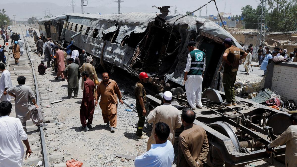 30 muertos y 103 heridos por un atentado terrorista en un tren por una bomba en Pakistán