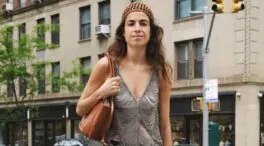 Los hemos encontrado en Zara, Mango y Primark: los siete vaqueros oscuros lisos más elegantes de esta primavera y que puedes llevar con básicos y 'tops'