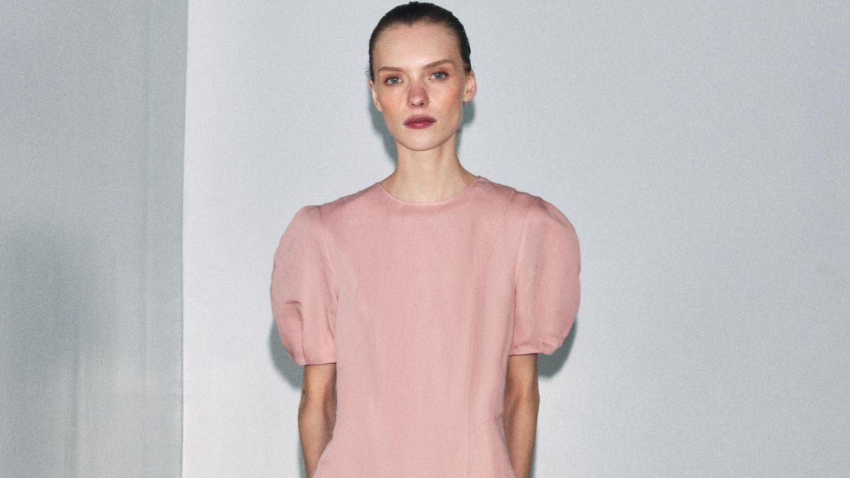 Adiós a los conjuntos: cuatro vestidos de lino de invitada de boda y comuniones de Zara y Mango para acertar esta primavera-verano