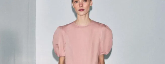 Recién llegados a Zara y Mango: los cinco vestidos más elegantes y con el color tendencia para llevar como invitada de boda en primavera-verano