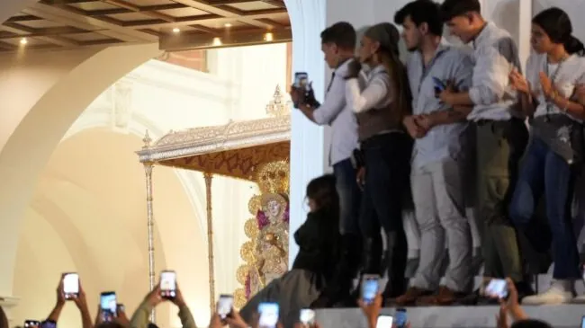 La Virgen del Rocío procesiona por la aldea tras el salto de la reja y su salida de la Ermita