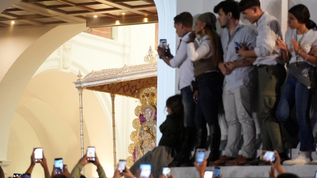 La Virgen del Rocío procesiona por la aldea tras el salto de la reja y su salida de la Ermita