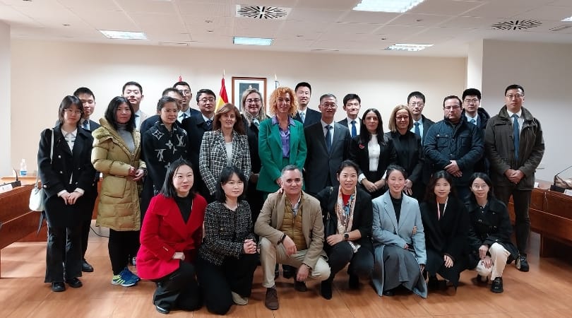El Embajador de China en España, Yao Jing, en el Ayuntamiento de Velilla de San Antonio junto a Antonia Alcázar