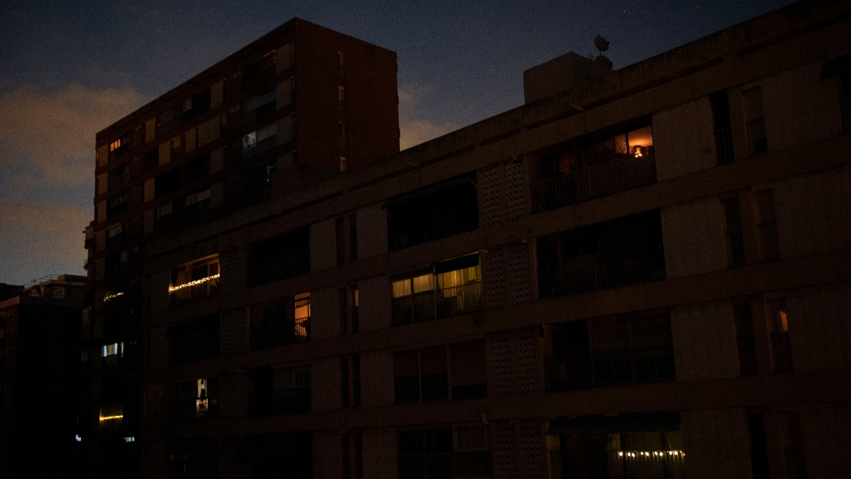 El apagón crea una guerra entre el gas y la solar por controlar la tensión de la red