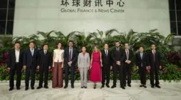 Yolanda Díaz sorprende en su viaje a China al caminar ayudada de una muleta: «Tened cuidado con las escaleras»