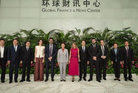 Yolanda Díaz sorprende en su viaje a China al caminar ayudada de una muleta: «Tened cuidado con las escaleras»