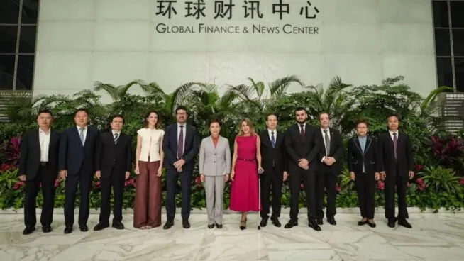 Yolanda Díaz sorprende en su viaje a China al caminar ayudada de una muleta: «Tened cuidado con las escaleras»