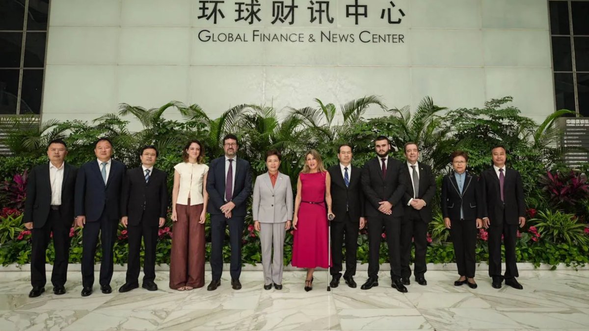Yolanda Díaz sorprende en su viaje a China al caminar ayudada de una muleta: «Tened cuidado con las escaleras»