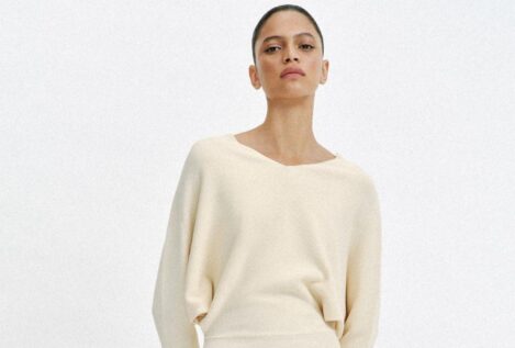 Adiós a las plataformas: Mango y Zara tienen las cinco zapatillas básicas de tendencia en primavera 2026 para llevarlas con vaqueros