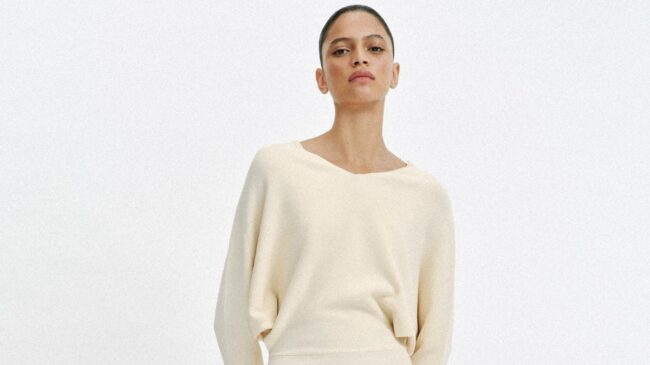 Adiós a las plataformas: Mango y Zara tienen las cinco zapatillas básicas de tendencia en primavera 2026 para llevarlas con vaqueros