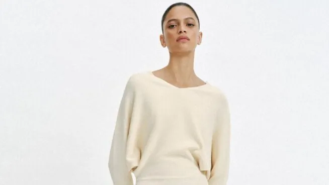 Adiós a las plataformas: Mango y Zara tienen las cinco zapatillas básicas de tendencia en primavera 2026 para llevarlas con vaqueros