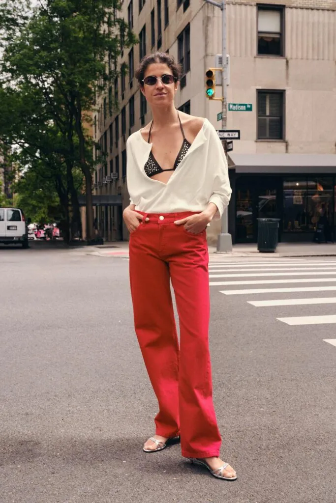 Blusa blanca (PVP: 17.95€) y pantalón vaquero rojo (PVP: 39.95€) de Zara