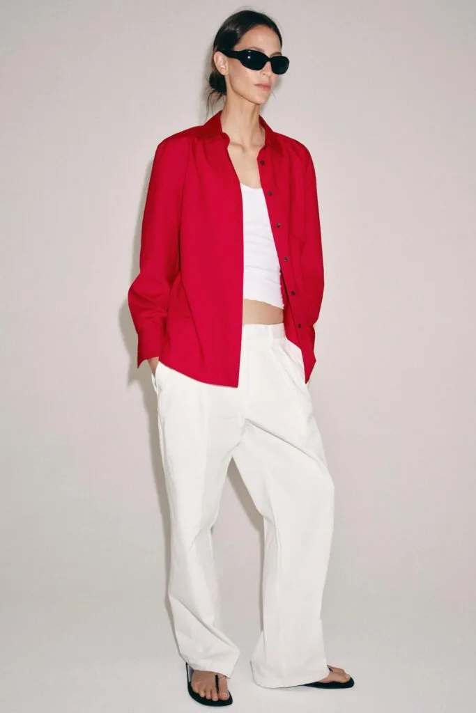 Look de Zara formado por camisa roja (PVP: 35.95€), pantalones blancos (PVP: 45.95€) y top minimal (PVP: 7.95€)