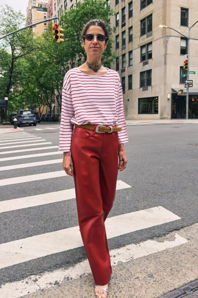 Camiseta de rayas blancas y rojas (PVP: 15.95€) y pantalones de cuero (199€) de Zara