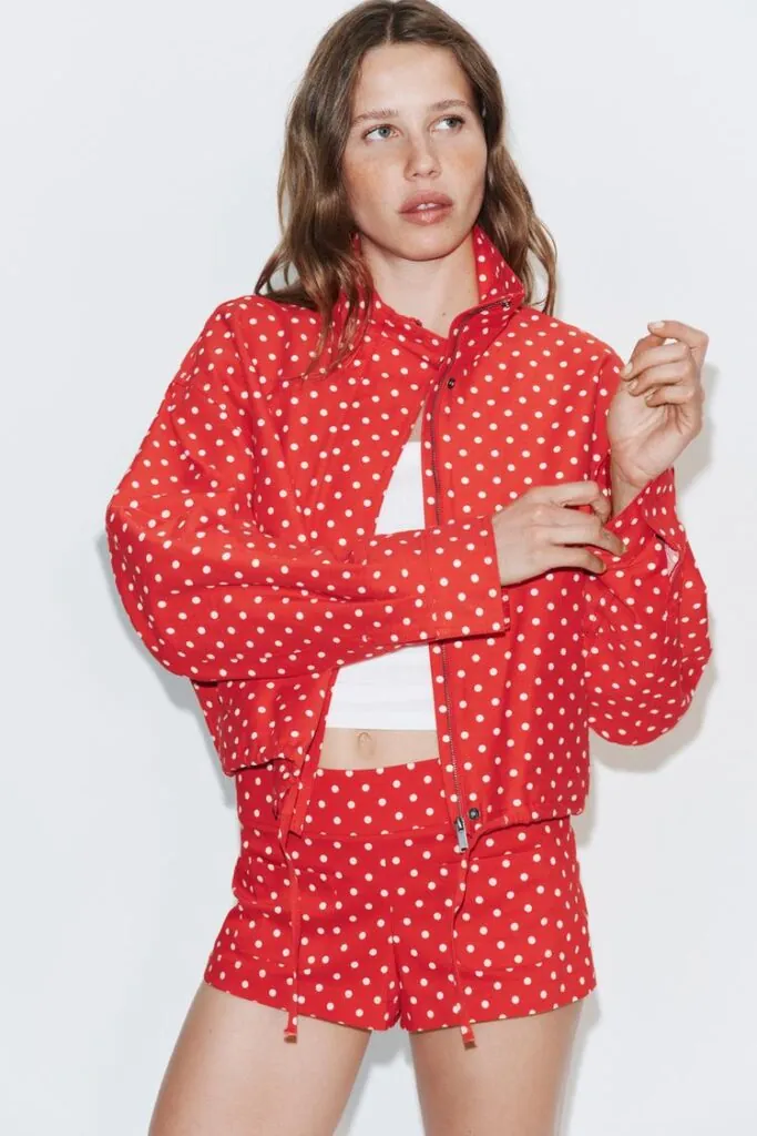 Conjunto rojo con lunares blancos de Zara compuesto por chaqueta (PVP: 39.95€) y shorts (PVP: 12.95€)