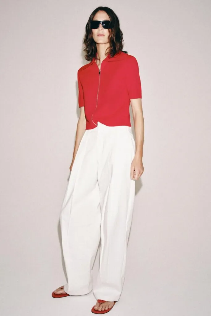 Polo rojo de Zara (PVP: 45.95€) combinado con pantalones blancos (PVP: 45.95€) y sandalias (PVP: 59.95€)