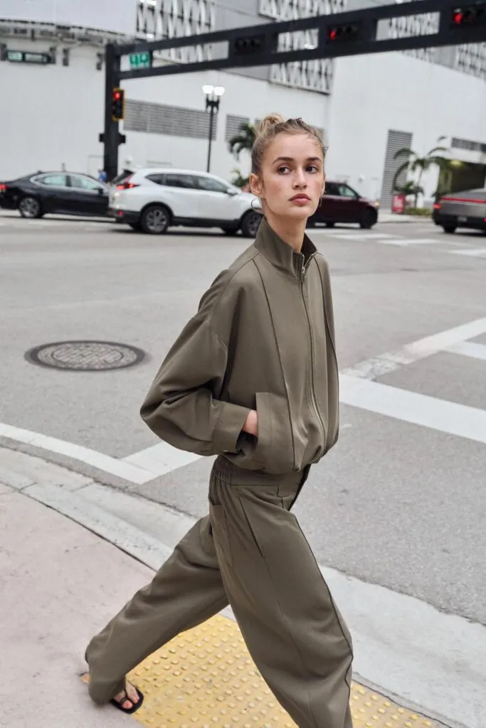 Look deportivo de Zara compuesto por bomber (PVP: 27.95€) y pantalones (PVP: 22.95€)