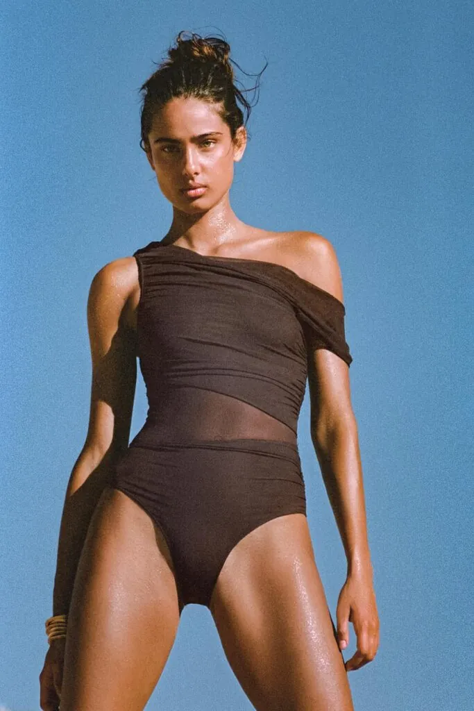 Bañador drapeado con transparencias de Zara. (PVP: 29.95€)