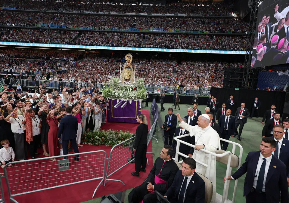 El multitudinario encuentro del papa León XIV con la comunidad diocesana en el Bernabéu, en imágenes