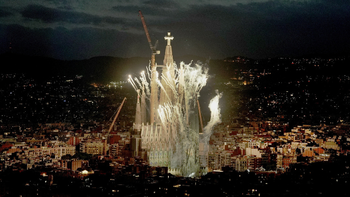 Así ha sido el homenaje a Antonio Gaudí para inaugurar la nueva torre de la Sagrada Familia