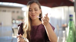 Los nutricionistas coinciden: «Una de las claves más importantes para comer menos es dejar el tenedor entre bocados y evitar distracciones en la comida»