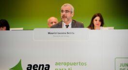AENA se guarda un comodín para recurrir a la Justicia el hachazo de la CNMC a sus tasas
