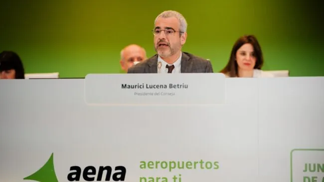 AENA se guarda un comodín para recurrir a la Justicia el hachazo de la CNMC a sus tasas