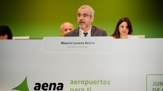 AENA se guarda un comodín para recurrir a la Justicia el hachazo de la CNMC a sus tasas