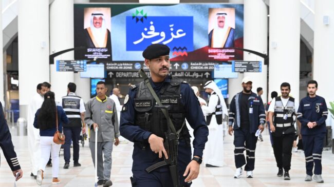 Kuwait suspende los vuelos en el aeropuerto tras un ataque iraní que causó heridos