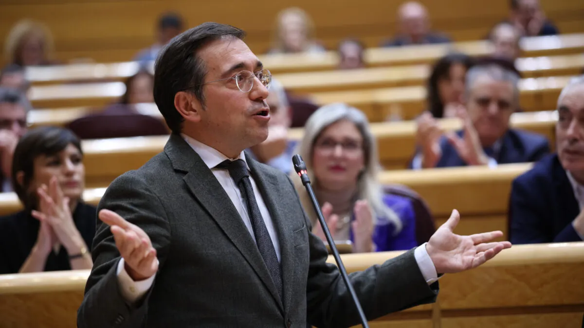 Albares tendrá que explicar en el Senado los pasaportes vip que dio a la escolta de Zapatero