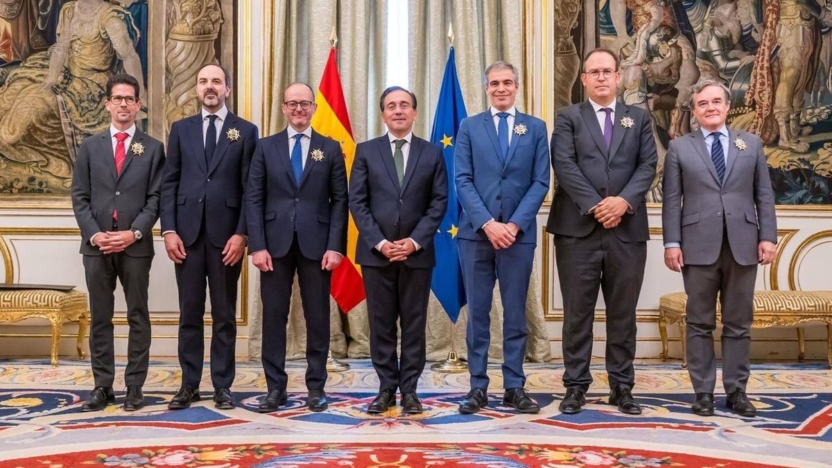 Albares coloca a miembros de su gabinete en embajadas justo al final de la legislatura