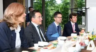 Albares estudia el relevo del embajador en México en pleno deshielo con Sheinbaum