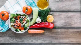Tres cremas caseras fresquitas de verduras que todo el mundo querrá para desinflamar: la de calabacín es la más viral del verano