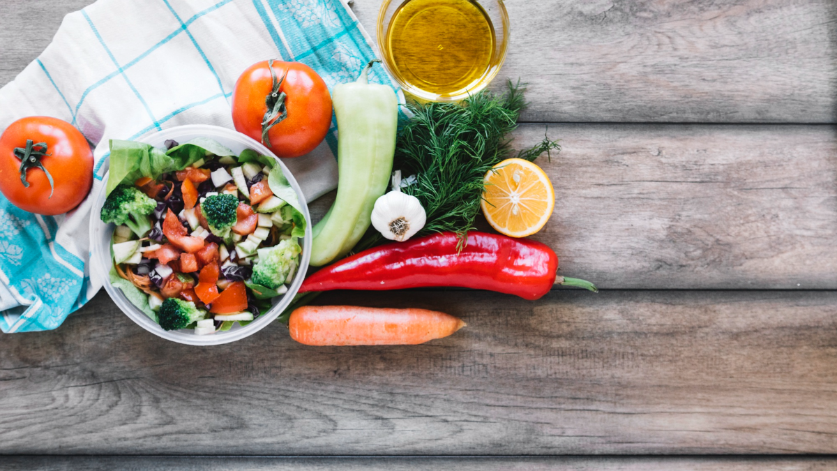 Tres cremas caseras fresquitas de verduras que todo el mundo querrá para desinflamar: la de calabacín es la más viral del verano