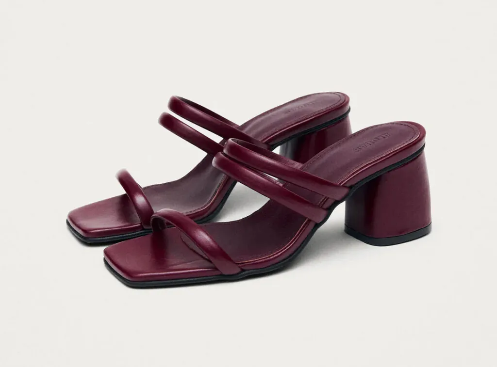 Sandalias moradas de tiras de la firma Alohas. (PVP: 140€)