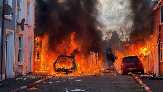 Belfast, en llamas por el ataque con cuchillo de un ciudadano sudanés a un hombre en la calle