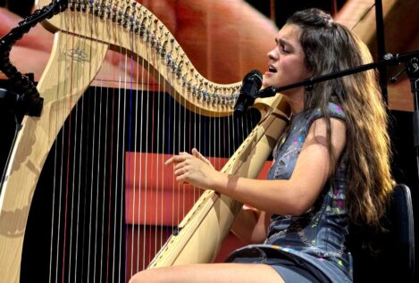 El universo de Amaia conquista Valencia: su espontaneidad desbordante, su voz hipnótica y su banda enamoran al Roig Arena