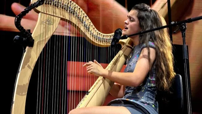 El universo de Amaia conquista Valencia: su espontaneidad desbordante, su voz hipnótica y su banda enamoran al Roig Arena