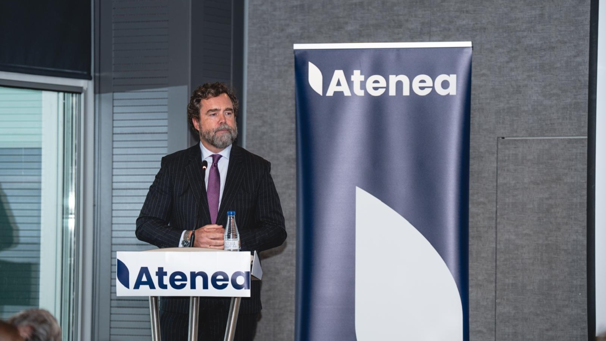 Espinosa de los Monteros inaugura la Escuela de Verano Atenea en Comillas