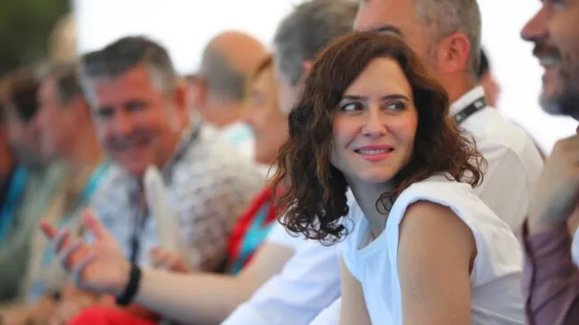 Ayuso denuncia el proceso de «puro autoritarismo y descomposición» de Sánchez