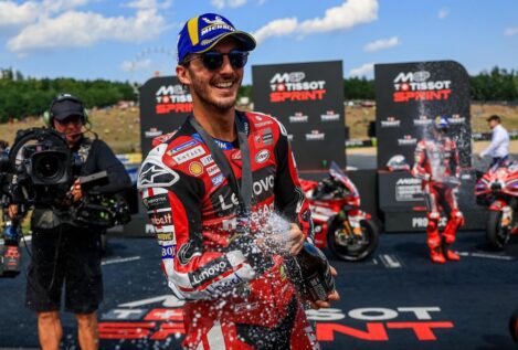Bagnaia sorprende en la 'sprint' de Chequia con Ogura y Marc Márquez completando el podio