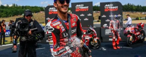 Bagnaia sorprende en la 'sprint' de Chequia con Ogura y Marc Márquez completando el podio