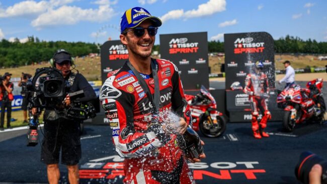Bagnaia sorprende en la 'sprint' de Chequia con Ogura y Marc Márquez completando el podio