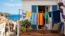 Ni la toalla ni el bañador: la Ley de Propiedad Horizontal te prohíbe tender en el balcón, con una multa de hasta 1.500 euros